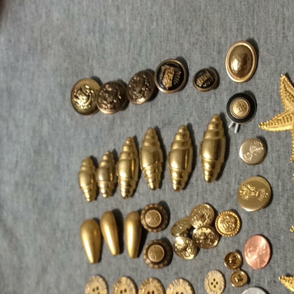 Vintage Golden Buttons Lot - Picture 5 of 13